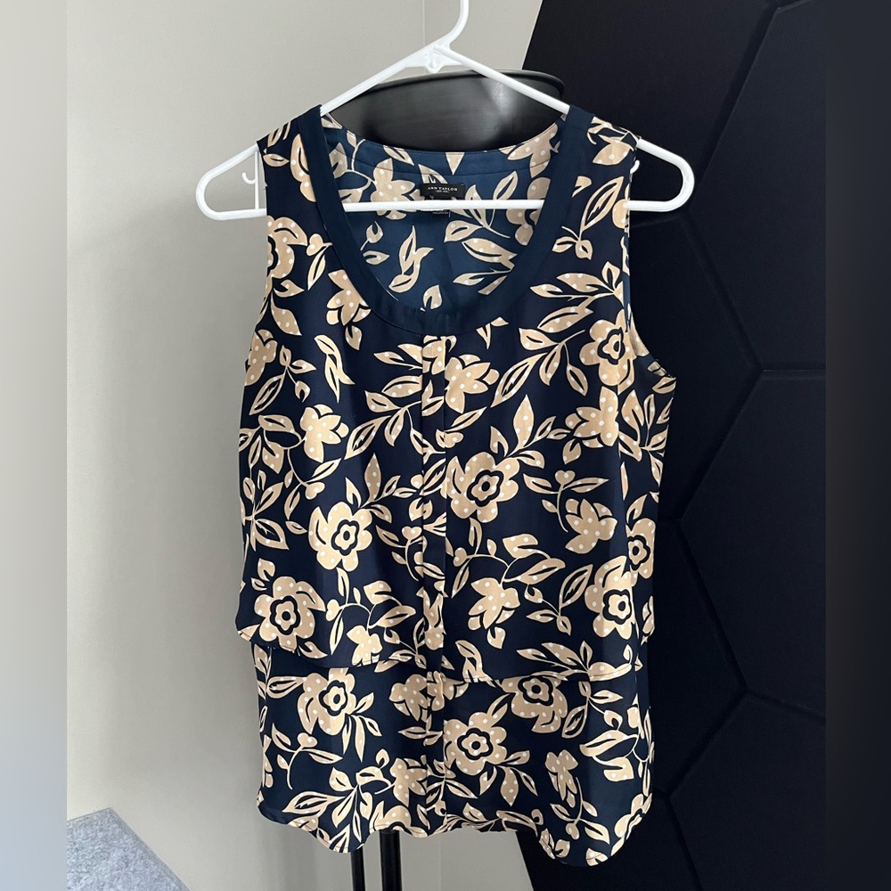 ✨2/$20 | Ann Taylor Tiered Sleeveless Top